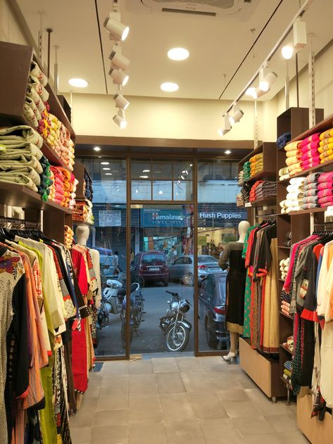 Interior Of Boutique Store Design, Small Cloth Shop Design, Small Clothes Store Design, Clothes Shop Interiors Ideas, Small Fashion Boutique Interior Design, Small Shop Design Retail Stores Ideas, Kurti Display Ideas In Shop, Beautique Interior Design, Kurti Shop Interior Design