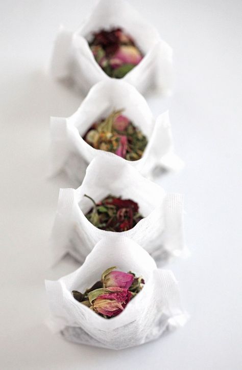 create your own tea blend - bottom of the page has a link to an online herb company Diy Tea Bags, Unique Party Favors, Tea Diy, Rose Tea, My Cup Of Tea, Flower Tea, Loose Tea, Tea Blends, Edible Flowers