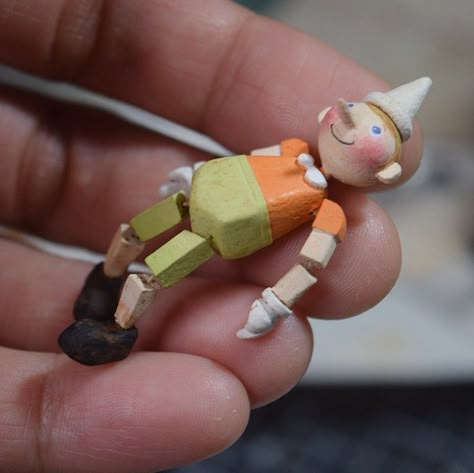 Wood Carving Art Sculpture, Wooden Toys Design, Wooden Puppet, Tanah Liat, Miniatures Tutorials, Cute Clay, Clay Art Projects, Tiny Dolls, Miniature Crafts