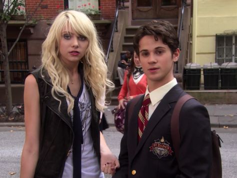 Gossip Girl Jenny Humphrey Little J and Eric Van Der Woodsen Eric And Jenny Gossip Girl, Jenny And Eric, Eric Van Der Woodsen, Connor Paolo, 2010s Celebrities, Gossip Girl Season 2, Gossip Girl Party, Gossip Girl Cast, Jenny Humphrey