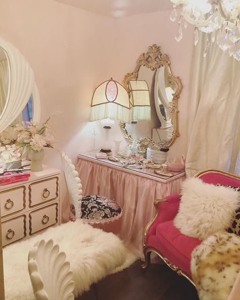 Pinup Bedroom Ideas, 50s Bedroom Aesthetic, Old Hollywood Glamour Bedroom, Barbie Hotel, Old Hollywood Bedroom, Hollywood Glamour Bedroom, 50s Bedroom, Hollywood Glam Bedroom, Hollywood Room