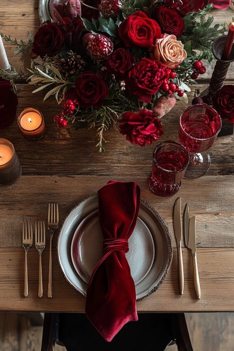 Discover 23 elegant and easy Christmas dining table decor ideas to create a festive, Pinterest-worthy holiday setting your guests will love. Rustic Glam Christmas, Christmas Dining Table Decor, Table Garland, Christmas Dining Table, Glam Christmas, Christmas Dinner Party, Rustic Glam, Luxury Christmas, Velvet Accents