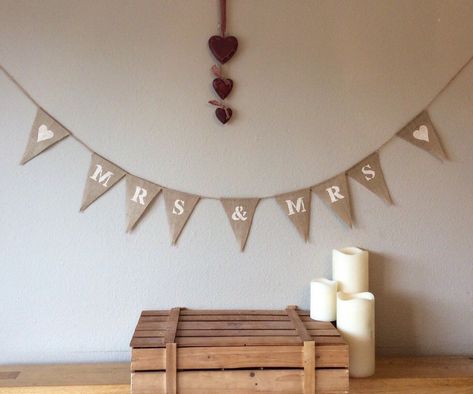 Wedding Bunting Ideas, Christmas Stall Ideas, Bunting Ideas, Hessian Bunting, Shed Wedding, Wedding Top Table, Mums Wedding, Burlap Bunting, Vintage Burlap