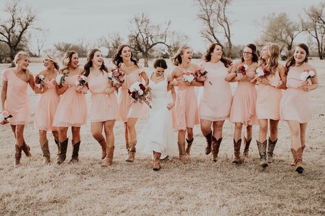 Pink Western Wedding, Bridesmaids Dresses Pink, Gold Bridesmaids Dresses, Western Wedding Decorations, Gold Bridal Party, Rose Gold Bridesmaid Dress, Dream Country, Jen Jen, Country Theme Wedding