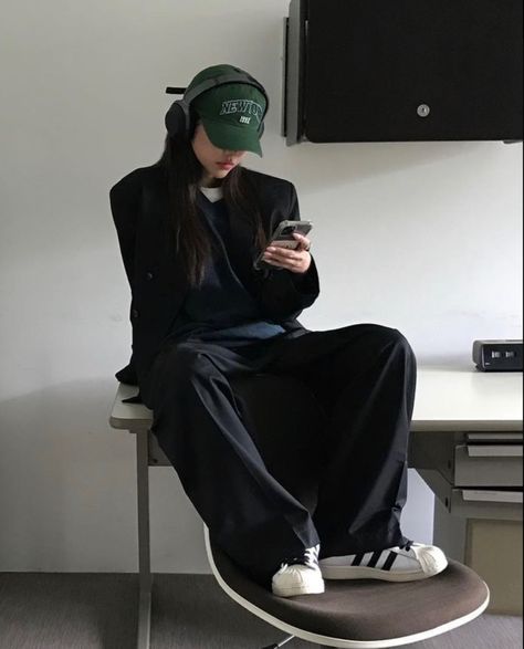 Headphone Outfit, Style Indie, Baggy Clothes, Tomboy Style Outfits, All Black Outfit, Tomboy Fashion, 가을 패션, Korean Outfits, Casual Style Outfits