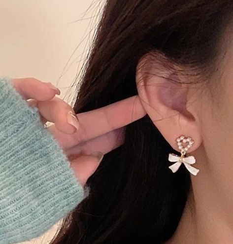 Earrings with bow, old money aesthetic Aesthetic Small Earrings, White Earrings Aesthetic, Bow Earrings Aesthetic, Aesthetic Clip On Earrings, Old Money Earrings Aesthetic, Clip On Earrings Aesthetic, Earing Aesthetic, Korean Earrings Aesthetic, Earings Piercings Aesthetic