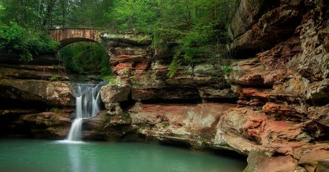 10 Photos That Will Convince You Hocking Hills Is Straight out of The Lord of the Rings Day Trips In Ohio, Hocking Hills State Park, Ohio Travel, Hocking Hills, Camping Places, Water Powers, Forest Trail, Park Photography, Rock Face