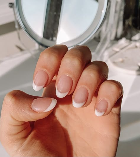 French Tip Ideas Short Nails Round, French Tip Nails Non Acrylic, Oval Gel Tips Nails Ideas, French Tip Wedding Nails For Bride Almond, French Nails Ideas Short Oval, French Tip Ideas Round, Round French Tips Acrylics, French Tip Dip Nails Oval, French Tip Dip Powder Nails Short Almond