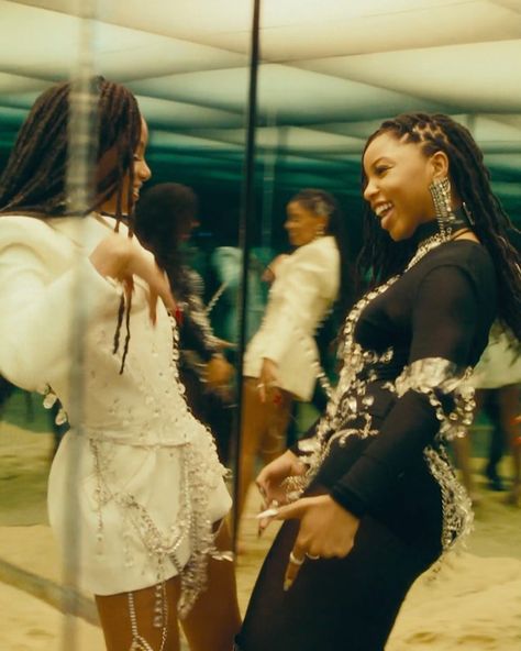 chloe x halle on Instagram: “DO IT MUSIC VIDEO OUT NOW !!!! link in bio 🖤” Chloe And Halle Outfits, Chloe X Halle Aesthetic, Chloe X Halle Do It, Chloe Halle, Chloe And Halle, Soft Grunge Hair, Chloe Bailey, Gold Desk, Chloe X Halle