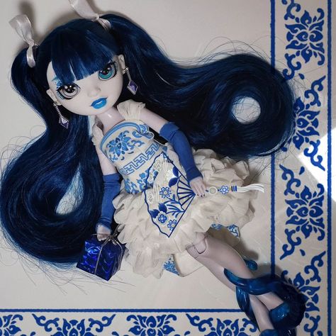 黄油油油油油 | Inspired by Delfina young💙 at first time ，i was going to repaint a basic one，which is Delfina in her bathrobe but i got the bangs wrong，so … | Instagram Rainbow High Restyle, Monster High Doll Clothes, Dolly Doll, Doll Customs, Rainbow High Dolls, Monster High Art, Rainbow Fashion, Ooak Art Doll, Doll Painting