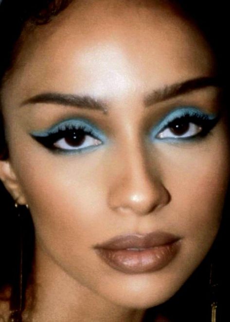 2000s Kim Kardashian Makeup, 2000s Blue Makeup, Blue Kohl Eyes, Kevyn Aucoin Makeup Looks, Vintage Blue Eyeshadow, Bright Blue Eye Makeup, Kim Kardashian Makeup 2000s, 60s Blue Eyeshadow, Brown Eyes Blue Eyeshadow