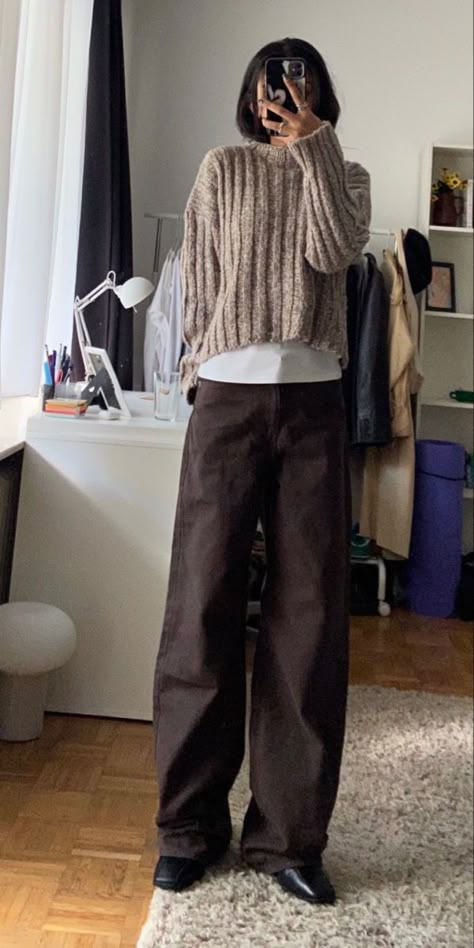 Gray And Brown Outfit, Brown Jeans Outfit Aesthetic, Brown Jeans Outfit Women, Blue And Brown Outfit, Dark Brown Jeans, Brown Jeans Outfit, Blue Denim Jeans Outfit, Jeans Marron, Winter Pants Outfit