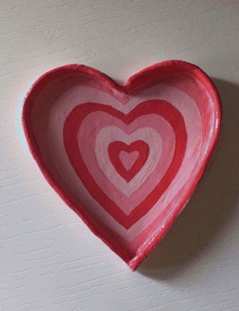 Ceramic Ring Dish Heart, Ceramic Heart Jewelry Dish, Heart Shaped Pottery Painting Ideas, Heart Bowl Pottery, Pottery Painting Ideas Heart, Heart Shaped Ceramics, Clay Crafts Heart, Clay Heart Ideas, Heart Shaped Painting