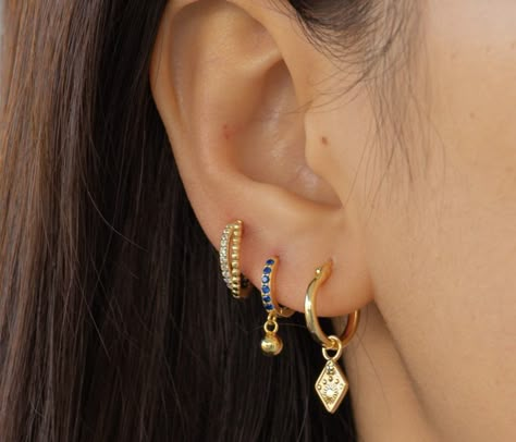 Earring Set Ideas Gold, Earring Sets For 3 Piercings, Earring Ideas For 3 Holes Gold, 3 Peircings Earring Gold, 2 Hole Earring Combos, Green And Gold Ear Piercings, Earring Stack Inspiration, Earring Inspo Ears Gold, Three Piercing Stack