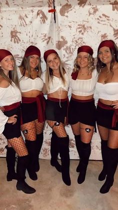 Easy College Halloween Costumes, Carnaval Costume, Celebrity Costumes, Pirate Halloween, Costumes For Teens, College Halloween, Halloween Costumes Friends, Couples Halloween, Easy Costumes