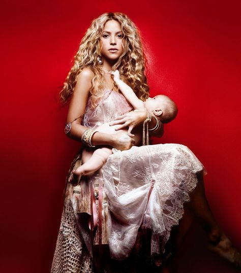 Shakira Hair, Shakira Style, Shakira Hips, Shakira Photos, Music Genius, Latina Fashion Outfits, Latina Fashion, Women In Music, Latin Music