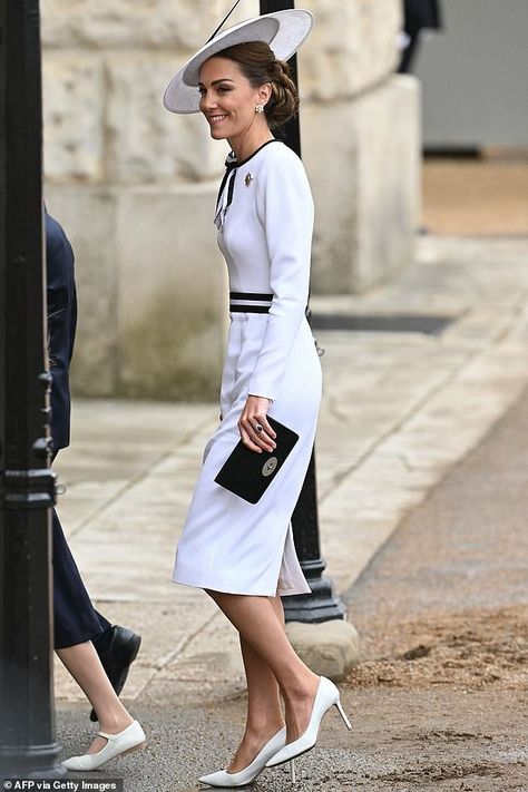 Royal Maternity Style, Kate Middleton In Pink Dress, Kate Middleton Maternity, Palace Balcony, Windsor Family, Royals Pregnant, Catherine Ii, Horse Guards Parade, Trooping The Colour