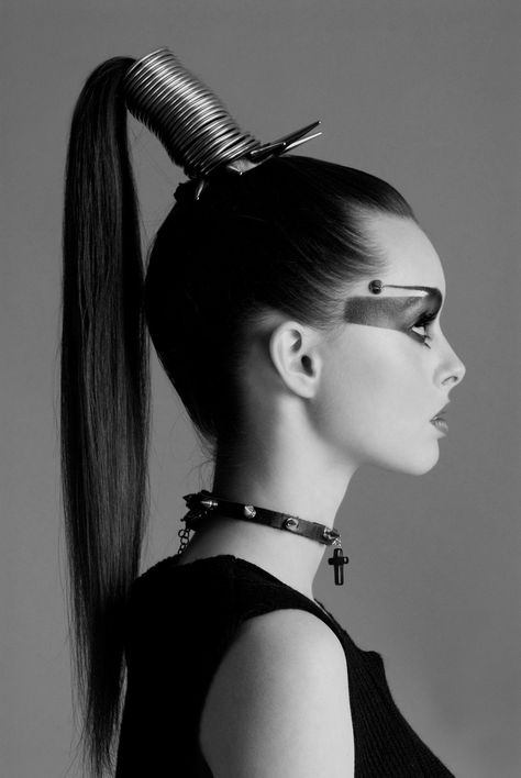 Cyberpunk Hairstyles, Futuristic Hairstyles, Hair Art Photography, Futuristic Hair, Apocalypse Fashion, Futuristic Makeup, Model Hair Color, High Hair, High Fashion Models