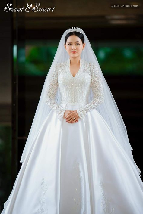 #MyanmarTraditional#weddingdress#dressidea#designer#creation#latestfashionweddingdress#Traditonalcostume#innovation#fashion#trendy#colorcombination#weddingphotoidea#whiteweddingdress Godly Wedding, Innovation Fashion, Christian Wedding Dress, Christian Wedding Gowns, Wedding Dresses High Low, Cinderella Dress, Royal Beauty, Classy Wedding Dress, Stylish Wedding Dresses