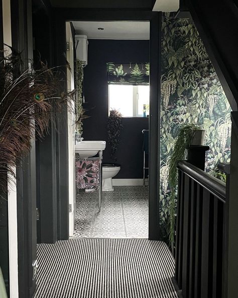 Modern Goth Home, English Style Decor, Hallway Aesthetic, Gothic Bathroom Ideas, Gothic Bathroom, Gorgeous Wallpaper, Dark Home Decor, Wallpaper Photo, Dark Home