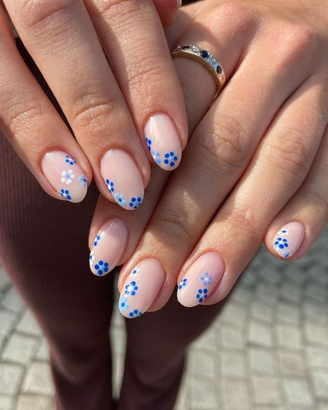 35 Trendy Spring Nails 2023 to inspire you Short Acrylic Nails For Vacation, Simple Short Manicure Designs, Blue Nail Flower Designs, Beach Nail Designs Short Nails, Blue Flowers Nails Design, Acrylic Nail Designs With Flowers, Nail Inspiration Flower, Blue Nail Flower, Short Gel Nails Beach