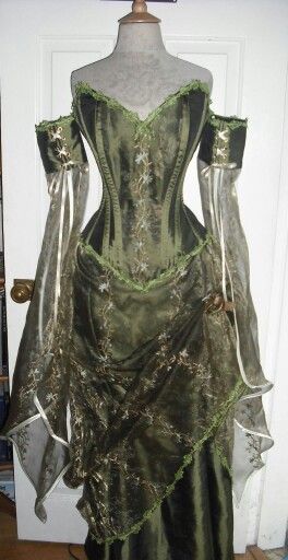 Som nederdel Night In The Bayou Prom Dress, Evil Fairy Outfit, Mossy Dress, Forest Dress Aesthetic, Forest Fairy Dress, Forest Dress, Goddess Outfit, Fairy Outfit, Aesthetic Dress