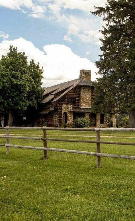 Ranch Aesthetic House, Yellowstone Ranch, Rancher Aesthetic, Yellowstone Dutton Ranch Wallpaper, Ranch House Aesthetic, Ranch Life Country Living, Yellowstone Tv Show Aesthetic, Montana Ranch Aesthetic, Yellowstone Tv Series Aesthetic