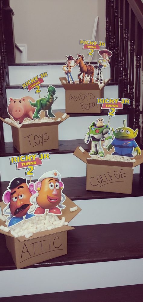 Toy Story Ideas Decoration, Toy Story Party Table Decorations, Toy Story Theme Centerpieces, Diy Toy Story Birthday Party Ideas, You Story Party Ideas, Toy Story Birthday Table Decorations, Toy Story Birthday Decorations Diy, Toys Story Centerpieces, Boy Story Centerpieces