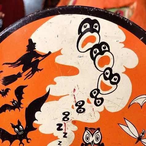 Rob Sterling on Instagram: "🦇🎃🦇 𝚂𝚞𝚗𝚍𝚊𝚢 𝚂𝚌𝚊𝚛𝚒𝚎𝚜 🦇🎃🦇 •1930s Kirchhof Tin Shaker Noisemaker - This design is exceedingly rare and is more commonly seen on a circular ratchet form of noisemaker. I guess this poor fellow picked the wrong spot for a nap 😴 his mind has conjured a Hallowe’en dream (or nightmare!) filled with flying witches, bats, and bugs! #halloween #happyhalloween #bats #witch #vintagehalloween #vintagehalloweendecorations #halloweencollectibles #halloweencollector #vintagehalloweendecor #vintagehalloweennoisemakers #everydayishalloween #halloween365 #owl #hauntedhouse #pumpkin #jackolantern #vintage #antique #vintagehalloweencollection #vintagehalloweencollectibles #antiquehalloween #spooky #scary #vintagetin #halloweendecor" Sunday Scaries, Vintage Halloween Decorations, Noise Makers, Spooky Scary, Vintage Tin, Haunted House, Vintage Halloween, The Conjuring, Jack O Lantern