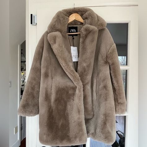 NWT ZARA beige faux fur coat Beige Faux Fur Coat Outfit, Zara Fur Coat, Beige Fur Coat Outfit, Fake Fur Coat Outfit, Fur Coat Outfits, Beige Fur Coat, Zara Winter Jacket, Beige Faux Fur Coat, Faux Fur Coats Outfit