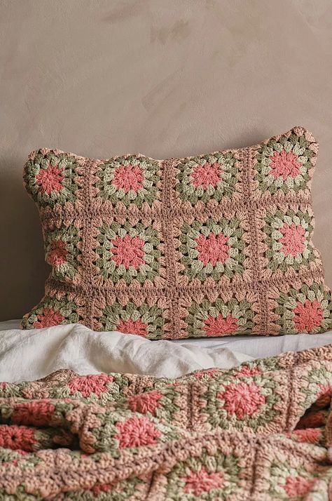 Crochet Pillowcase, Diy Granny Square, Crochet Pillow Cases, Autumn Crochet, Crochet Design Pattern, Crochet Quilt, Crochet Goodies, Manta Crochet, Crochet Fall