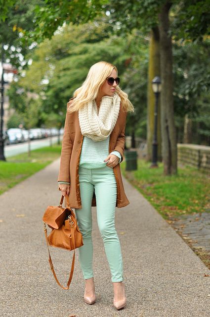 Linda combinación de colores.- Mint Green Pants, Mint Pants, Mint Jeans, Brooklyn Blonde, Colour Splash, Spring Palette, Wardrobe Pieces, Colour Code, Wardrobe Inspiration