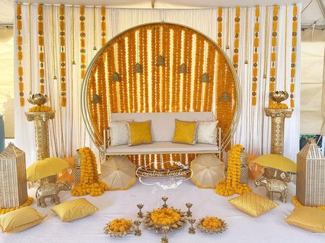 Nalungu Decoration At Home, Mayoun Decor, Haldi Decoration Ideas, Ganpati Decor, Haldi Decoration, Indian Wedding Garland, Mehendi Decor Ideas, Haldi Decor, Mehendi Decor