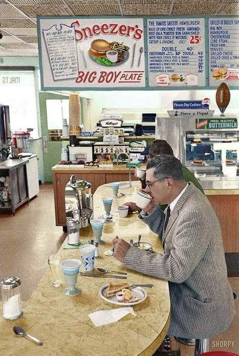 "Packers coach Vince Lombardi at lunch counter." Photo by Frank Bauman for the Look magazine assignment "The Packers Pay the Price. Fried Ham, Diner Aesthetic, Hollywood Vintage, Green Bay Wisconsin, Vintage Diner, American Diner, Vince Lombardi, Mixed Media Photography, Vintage Restaurant