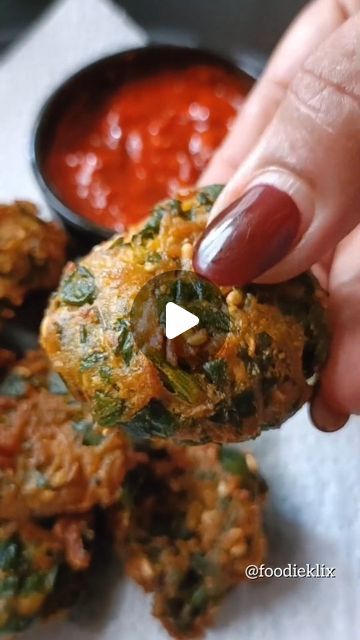 Palak Recipes Indian Snacks, Palak Pakoda Recipe, Palak Pakoda, Spinach Fritters, Aloo Palak, Kofta Recipe, Veg Snacks, Pakora Recipes, Desiccated Coconut