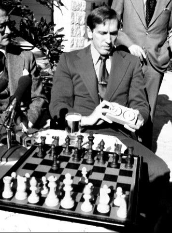 Bobby Fischer, Learn Chess, Magnus Carlsen, How To Play Chess, Peter O'toole, Chess Master, Playing Chess, Photography Group, The Queen's Gambit