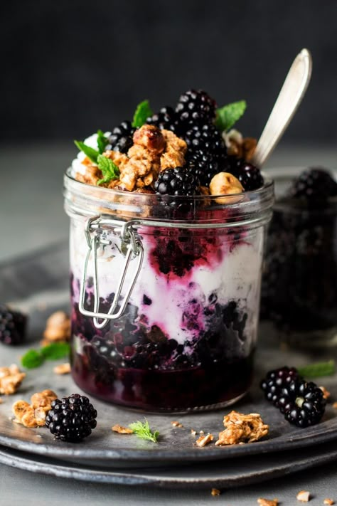 Granola pots with blackberries Deserturi Raw Vegan, Lazy Cat Kitchen, Cat Kitchen, Dessert Aux Fruits, Lazy Cat, Think Food, Idee Pasto Sano, Breakfast Casserole, Kitchen Recipes