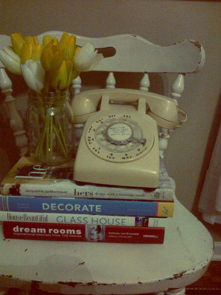 rotary phone + tulips + decorating books | http://rookiesnest.blogspot.com Vintage Phone Decor Ideas, Rotary Phone Decor, Victor Aesthetic, Decorating Books, Valentine Mini Session, Rotary Dial Phone, Truck Decor, Phone Decor, Rotary Phone