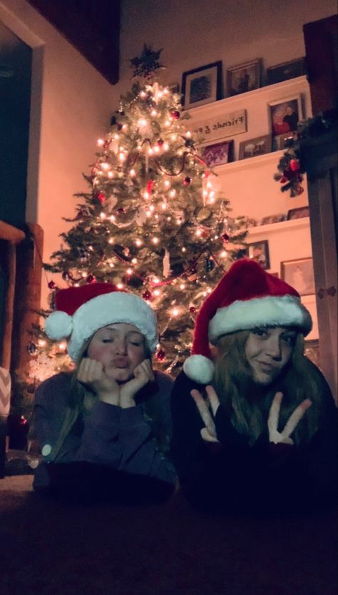 Santa Hat Photoshoot, Bsf Christmas Pics, Bff Christmas Aesthetic, Aesthetic Winter Pictures With Friends, Christmas Picture Ideas With Friends, Christmas Photos To Recreate With Your Best Friend, Christmas Pictures To Recreate With Friends, Best Friend Pictures Christmas, Christmas With Bestie Aesthetic