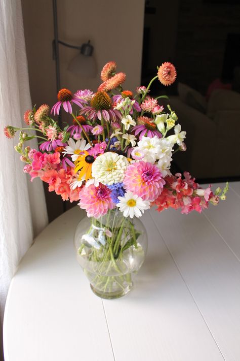 Zinnia Wedding Centerpieces, Coneflower Arrangements, Dahlia Wedding Centerpieces, Wildflower Wedding Centerpiece, Wildflowers In Vase, Dahlia Centerpiece Wedding, Colorful Wildflower Wedding, Jar Centerpiece Wedding, Flowers Dahlias