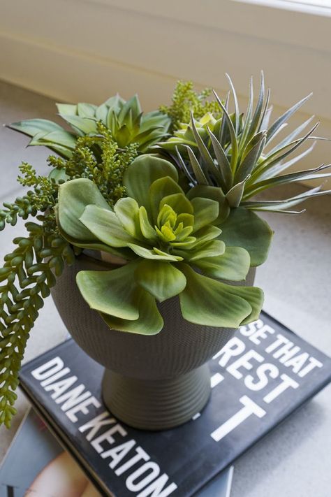 5-Steps DIY Faux Succulent Arrangement - Décors Véronneau Artificial Succulent Arrangements Diy, Succulent Arrangements Diy, Tall Succulents, Artificial Succulent Arrangements, Boho Beach House, Succulent Centerpiece, Echeveria Succulent, Succulent Ideas, Sansevieria Plant