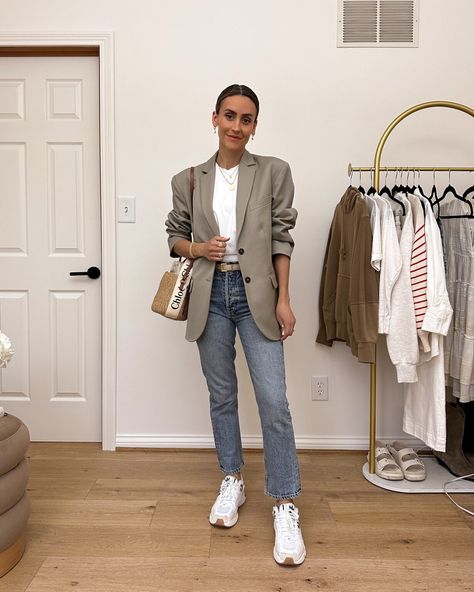 Trend Alert: Oversized Blazer and 8 Ways to Style It - Karina Style Diaries Office Outfits Women Jeans, Casual Office Outfits Women Jeans, Blazer Jeans Outfit Women, Blazer And Sneakers Outfit, Sneaker Street Style Women, Boyfriend Blazer Outfit, Casual Office Outfits Women, Street Style Winter Casual, Casual Office Outfits