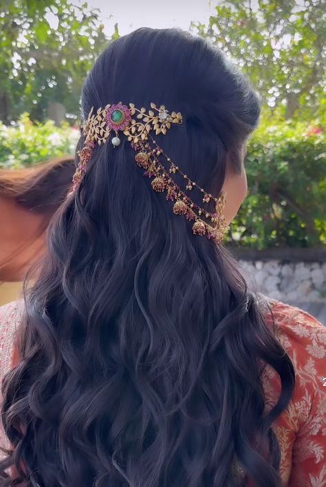 Indian Bridal Hair Half Up Half Down, Mandap Hairstyle, Hairstyles On Indian Wear, Bangle Hairstyles, Simple Indian Wedding Hairstyles, Hairstyle For Engagement Bride, Wedding Hair Indian, Reception Hairstyles Indian, Hairstyles Engagement