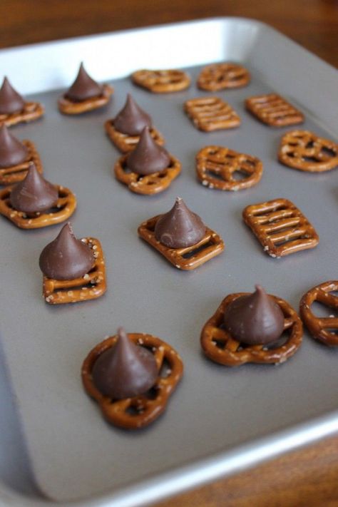 Pretzel Hershey Kisses, Hershey Kisses Recipes, Pretzel Kisses, Pretzel Chocolate Bites, Christmas Baking Easy, Christmas Pretzels, Pretzel Snacks, Simple Desserts, Hershey Kiss