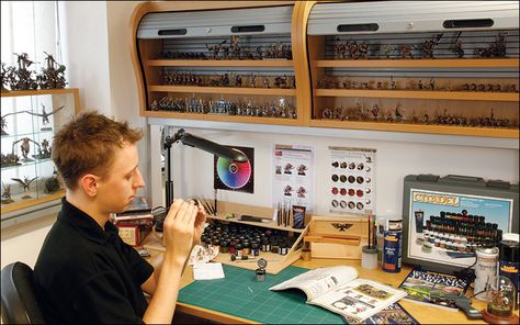 Nice work bench. Shelf case is cool too. Warhammer Desk, Warhammer Display Shelf, Warhammer Hobby Room, Hobby Workbench, Warhammer Painting Setup, Warhammer Painting Station, Airbrush Workstation, Miniature Painting Station, Warhammer Hobby Desk