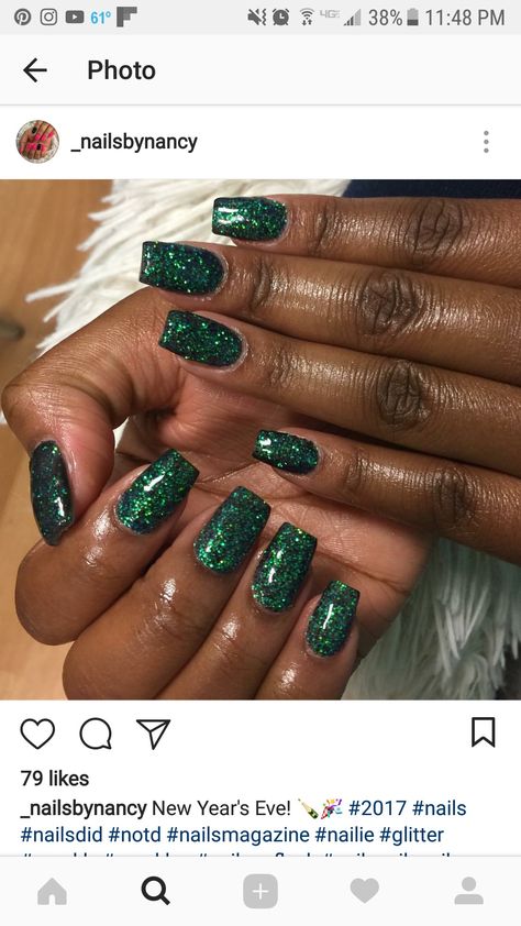 Pretty Emerald Green Nails, Emerald Green Nails With Glitter, Emerald Sparkle Nails, Green Nails Gold Glitter, Fall Nail Ideas Green, Prom Nail Ideas For Green Dress, Dark Green Nails Sparkle, Dark Green Christmas Nails Acrylic, Dark Green Nails Glitter