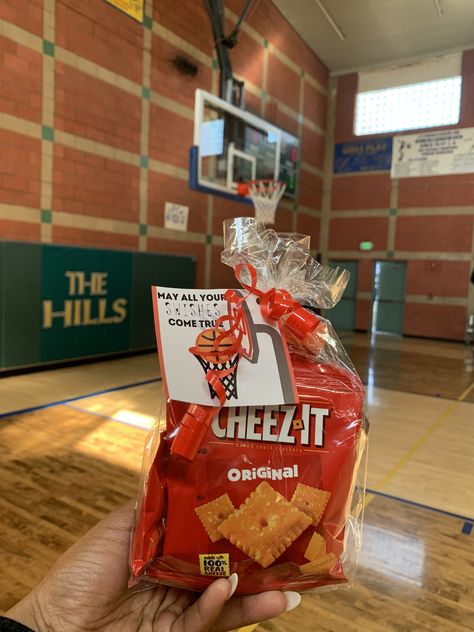 Basketball Team Snacks, Basketball Team Treats, Basketball Classroom, Basketball Snacks, Team Snacks, Christmas Goodie Bags, Basketball Decorations, Basketball Party, Travel Snacks