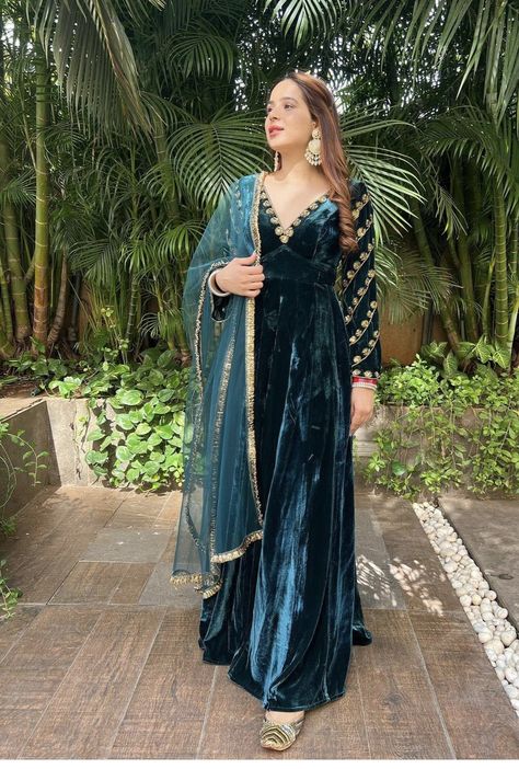 Indian Velvet Suits, Velvet Maxi Dress Pakistani, Velvet Short Kurti, Velvet Suit Designs Indian, Latest Velvet Suit Designs, Woolen Kurti, Velvet Pakistani Dress, Velvet Outfits, Velvet Dresses Outfit