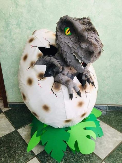 Jurassic Park Party Ideas Diy, Dinosaur Display, Jurassic Park Party, Dinosaur Birthday Theme, Jurassic Park Birthday, Girl Dinosaur Birthday, Dinosaur Birthday Party Decorations, Dinosaur Birthday Cakes, Piñata Ideas