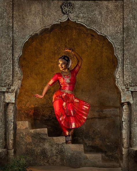 Bharatanatyam Poses Aesthetic, Classical Dancer Photography, Bharathanatyam Poses Photoshoot, Classical Dance Wallpaper, Baratha Natyam Photography, Kuchipudi Dance Poses, Bharathanatyam Aesthetics, Bharatnatyam Poses For Photoshoot, Indian Dance Photography